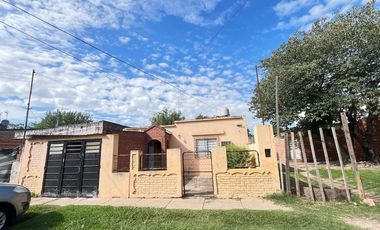 Se vende casa de dos dormitorios patio y cochera!