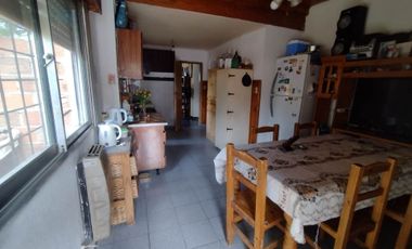 Casa en venta de dos dormitorios en Berazategui