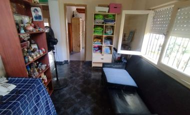 Casa en venta de dos dormitorios en Berazategui