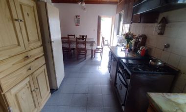 Casa en venta de dos dormitorios en Berazategui
