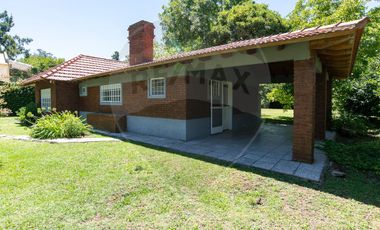 Casas en venta Villa Elisa. Parque y pileta
