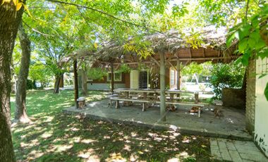 Casas en venta Villa Elisa. Parque y pileta
