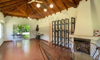 Casas en venta Villa Elisa. Parque y pileta