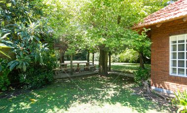 Casas en venta Villa Elisa. Parque y pileta