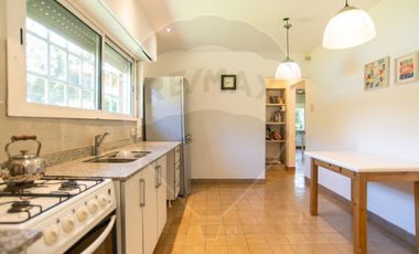 Casas en venta Villa Elisa. Parque y pileta