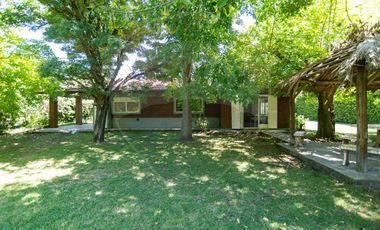 Casas en venta Villa Elisa. Parque y pileta