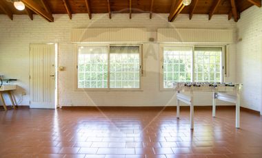 Casas en venta Villa Elisa. Parque y pileta