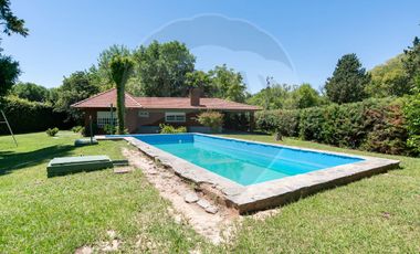 Casas en venta Villa Elisa. Parque y pileta