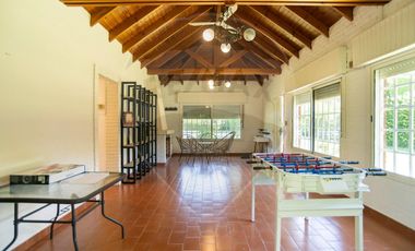 Casas en venta Villa Elisa. Parque y pileta