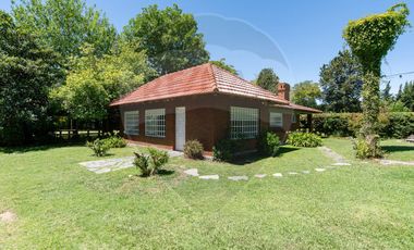 Casas en venta Villa Elisa. Parque y pileta