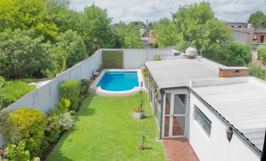 VENTA CASAS 3 AMB./QUINCHO/PISCINA/COCHERA QUILMES