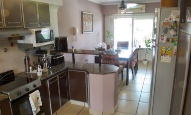 VENTA CASAS 3 AMB./QUINCHO/PISCINA/COCHERA QUILMES