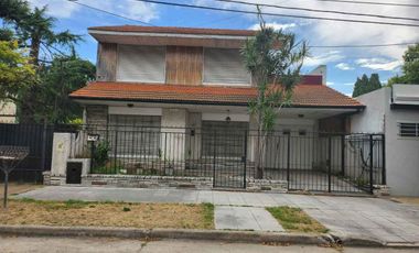 VENTA CASA 5 AMBIENTES PATIO COCHERA BERNAL