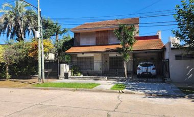 VENTA CASA 5 AMBIENTES PATIO COCHERA BERNAL