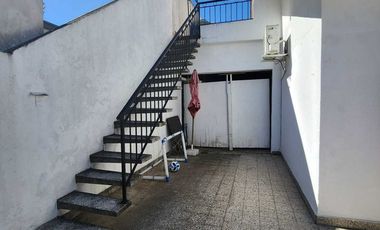 VENTA CASA 5 AMBIENTES PATIO COCHERA BERNAL