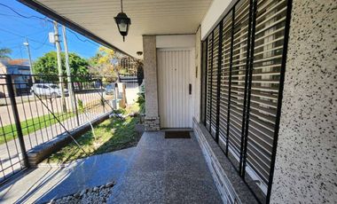 VENTA CASA 5 AMBIENTES PATIO COCHERA BERNAL