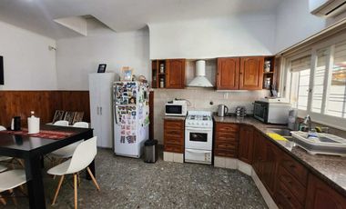 VENTA CASA 5 AMBIENTES PATIO COCHERA BERNAL