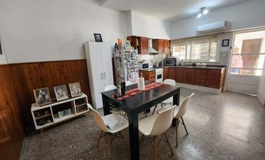 VENTA CASA 5 AMBIENTES PATIO COCHERA BERNAL