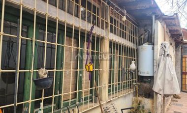 Terreno con casa a demoler y depto interno
