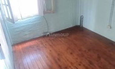 Terreno con casa a demoler y depto interno