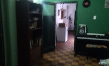 Terreno con casa a demoler y depto interno