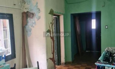 Terreno con casa a demoler y depto interno