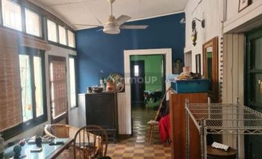 Terreno con casa a demoler y depto interno