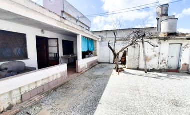 CASA EN VENTA 3 AMBIENTES C/COCHERA Y PATIO BERNAL