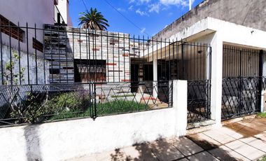 CASA EN VENTA 3 AMBIENTES C/COCHERA Y PATIO BERNAL
