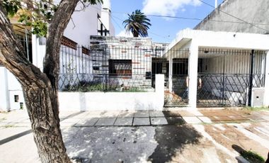 CASA EN VENTA 3 AMBIENTES C/COCHERA Y PATIO BERNAL