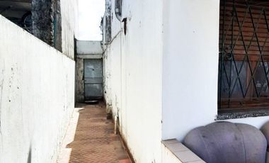 CASA EN VENTA 3 AMBIENTES C/COCHERA Y PATIO BERNAL