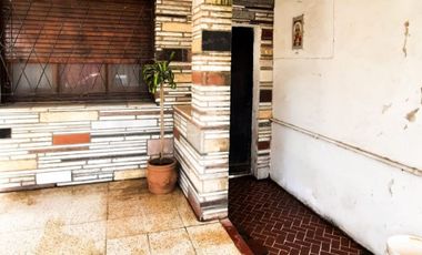CASA EN VENTA 3 AMBIENTES C/COCHERA Y PATIO BERNAL