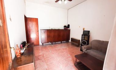 CASA EN VENTA 3 AMBIENTES C/COCHERA Y PATIO BERNAL