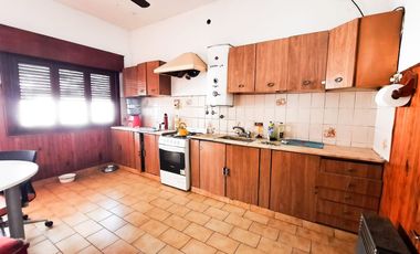 CASA EN VENTA 3 AMBIENTES C/COCHERA Y PATIO BERNAL