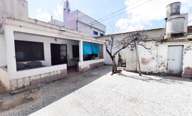 CASA EN VENTA 3 AMBIENTES C/COCHERA Y PATIO BERNAL