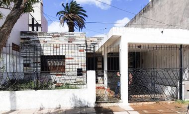 CASA EN VENTA 3 AMBIENTES C/COCHERA Y PATIO BERNAL