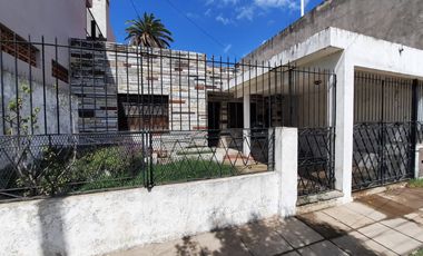 CASA EN VENTA 3 AMBIENTES C/COCHERA Y PATIO BERNAL