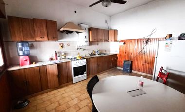 CASA EN VENTA 3 AMBIENTES C/COCHERA Y PATIO BERNAL