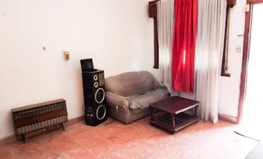 CASA EN VENTA 3 AMBIENTES C/COCHERA Y PATIO BERNAL