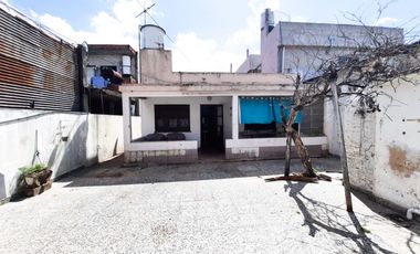 CASA EN VENTA 3 AMBIENTES C/COCHERA Y PATIO BERNAL