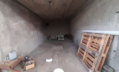 Galpón en venta con oficina y montacargas.-