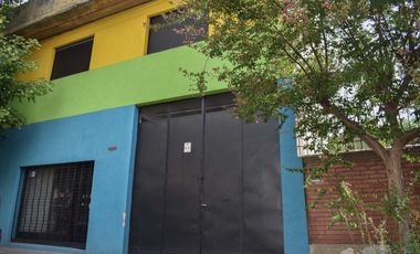Galpón en venta con oficina y montacargas.-