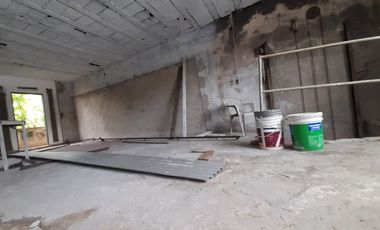 Galpón en venta con oficina y montacargas.-