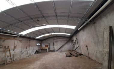 Galpón en venta con oficina y montacargas.-