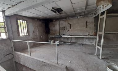 Galpón en venta con oficina y montacargas.-