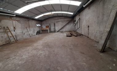 Galpón en venta con oficina y montacargas.-