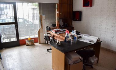 Galpón en venta con oficina y montacargas.-