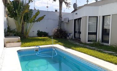 VENTA CASA RAMOS MEJIA FONDO QUINCHO PISCINA