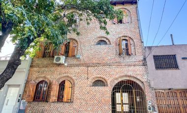 Casa en venta 8 amb con dos patios - Mataderos