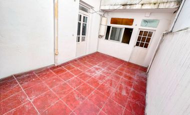 Casa en venta 8 amb con dos patios - Mataderos
